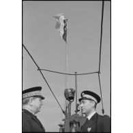 Le vice-amiral d'escadre Jules Le Bigot et le lieutenant de vaisseau commandant le sous-marin Orphée.