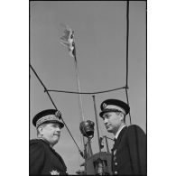 Le vice-amiral d'escadre Jules Le Bigot et le lieutenant de vaisseau commandant le sous-marin Orphée.