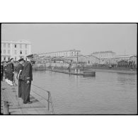 Le sous-marin Orphée entre dans le port militaire de Cherbourg.