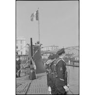 Le sous-marin Orphée entre dans le port militaire de Cherbourg.