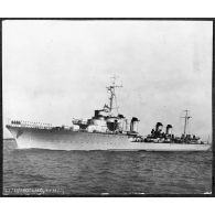 Vue bâbord du contre-torpilleur Cassard.