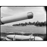 Vue depuis un navire : une fumée épaisse s'échappe des cheminées des contre-torpilleurs L'Indomptable (numéro de coque X 81) et Le Triomphant (numéro de coque X 83).