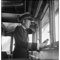Portrait du capitaine de corvette Gaston Bataille, commandant le torpilleur Simoun, à la passerelle de son bâtiment.
