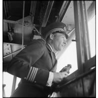 Portrait du capitaine de corvette Gaston Bataille, commandant le torpilleur Simoun, à la passerelle de son bâtiment.