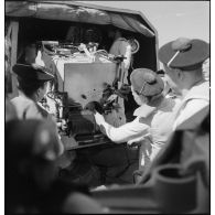 Après avoir chargé un obus dans un canon à bord du  torpilleur Simoun, des canonniers ferment la culasse.