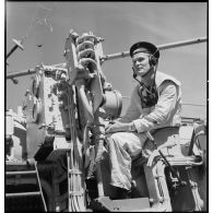 Portrait d'un mécanicien d'armes ou "torpilleur" à son poste de combat  à bord du torpilleur Simoun.