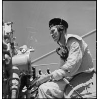 Portrait d'un mécanicien d'armes ou "torpilleur" à son poste de combat  à bord du torpilleur Simoun.