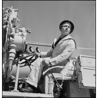 Portrait d'un mécanicien d'armes ou "torpilleur" à son poste de combat  à bord du torpilleur Simoun.