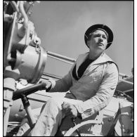 Portrait d'un mécanicien d'armes ou "torpilleur" à son poste de combat  à bord du torpilleur Simoun.