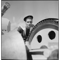 Marin actionnant un treuil à bord du torpilleur Simoun.