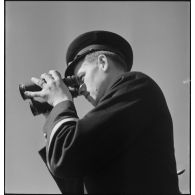 Second maître observant l'horizon aux jumelles à bord du torpilleur Simoun.