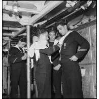 Marins du torpilleur Simoun se préparant à descendre à terre.