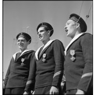 Portrait de groupe de quartiers-maîtres et marins, à bord du torpilleur Simoun, décorés de la croix de guerre avec étoile.