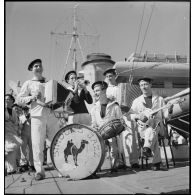 Orchestre de jazz du torpilleur Simoun sur le pont du bâtiment.