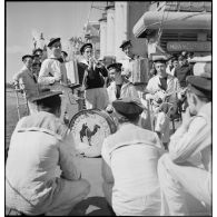 Orchestre de jazz du torpilleur Simoun sur le pont du bâtiment.