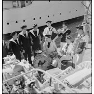 L'orchestre de jazz du torpilleur Simoun accompagne une "chorale" de marins sur le pont du bâtiment.