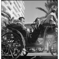 Des marins du torpilleur Simoun, descendus à terre, se promènent en fiacre dans les rues de Casablanca.