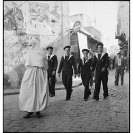 Des marins du torpilleur Simoun, descendus à terre, se promènent dans les rues de Casablanca.