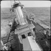 Vue du torpilleur Simoun, depuis la passerelle, naviguant sur une mer agitée.