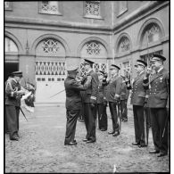 Prise d'armes dans la cour du ministère de la Marine.