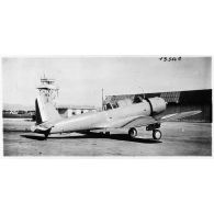 Avion de reconnaissance et de bombardement Chance Vought V-156 devant un hangar.