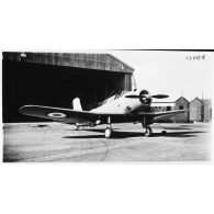 Avion de reconnaissance et de bombardement Chance Vought V-156 devant un hangar.