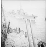 Manoeuvre de ravitaillement en mer du contre-torpilleur L'Indomptable (numéro de coque X 81) par un cuirassé.
