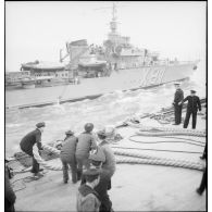 Manoeuvre de ravitaillement en mer du contre-torpilleur L'Indomptable (numéro de coque X 81) par un cuirassé.