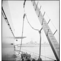 Manoeuvre de ravitaillement en mer du contre-torpilleur L'Indomptable (numéro de coque X 81) par un cuirassé.