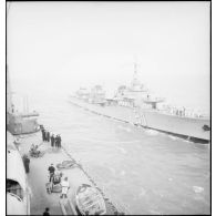 Manoeuvre de ravitaillement en mer du contre-torpilleur L'Indomptable (numéro de coque X 81) par un cuirassé.