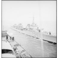 Manoeuvre de ravitaillement en mer du contre-torpilleur L'Indomptable (numéro de coque X 81) par un cuirassé.