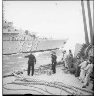 Manoeuvre de ravitaillement en mer du contre-torpilleur L'Indomptable (numéro de coque X 81) par un cuirassé.