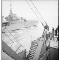 Manoeuvre de ravitaillement en mer du contre-torpilleur L'Indomptable (numéro de coque X 81) par un cuirassé.