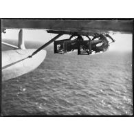 Torpilles sous l'aile de l'hydravion d'exploration Bréguet 521 Bizerte en mission.