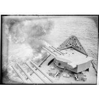 Ecole à feu : tir des deux tourelles quadruples de canons de 330 mm/modèle 1931, artillerie principale du cuirassé Dunkerque.