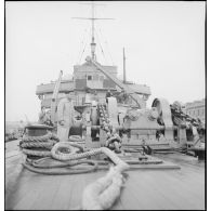 Armement du paquebot Ville d'Alger dans le port de Toulon.