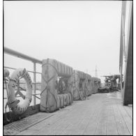 Armement du paquebot Ville d'Alger dans le port de Toulon.