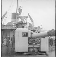 Armement du paquebot Ville d'Alger dans le port de Toulon.