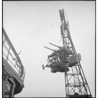 Armement du paquebot Ville d'Alger dans le port de Toulon.