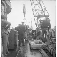 Armement du paquebot Ville d'Alger dans le port de Toulon.