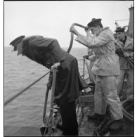 Remontée d'une aussière à bord du paquebot/transport de troupes Ville d'Alger.