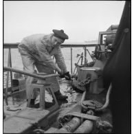 Remontée d'une aussière à bord du paquebot/transport de troupes Ville d'Alger.