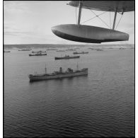 Vue aérienne depuis un hydravion sur un convoi qui longe une côte.