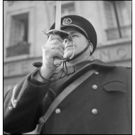 Un premier maître présente les armes lors de la visite du ministre Georges Pernot au Havre.