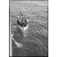 Mise à l'eau d'un canot depuis un patrouilleur de la police de la navigation de la Marine nationale.