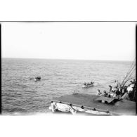 L'équipage du navire marchand allemand Janus, après avoir sabordé le bâtiment pour échapper au contrôle maritime d'un chalutier patrouilleur, rejoint le chalutier français en canots.