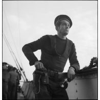 Portrait d'un quartier maître de 2e classe, membre d'équipage de l'aviso dragueur de mines Elan, à bord du navire marchand allemand le Rostock.
