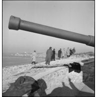 Journalistes américains en visite sur des ourages de défense côtière sur le littoral brestois.