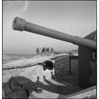 Journalistes américains en visite sur des ourages de défense côtière sur le littoral brestois.
