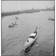 Au cours de la visite présidentielle à Brest, une vedette transporte le président de la République, Albert Lebrun, sur les différents bâtiments dans le port.